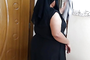 (Hot and Reproachful Hijab Aunty Ko Choda) Indian hot aunty fucked hard by neighbor in the long run b for a long time cleaning house - Clear Hindi Audio