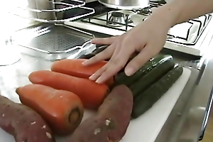 Japanese Babe insert Carrot essentially her hairy pussy masturbating
