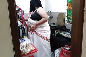 (Tamil Maid Ki Jabardast Chudai malik) Indian Maid Fucked unconnected with the Eye dialect guv'nor while cooking in kitchen - Huge Ass Cum