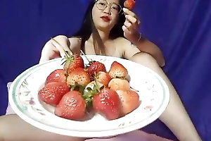 Sexy nude girl undertaking pussy masturate and eat strawberry