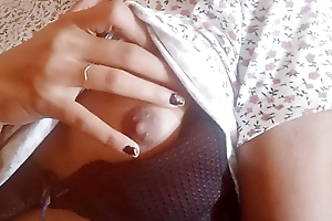 Desi girl hot video showing boobs