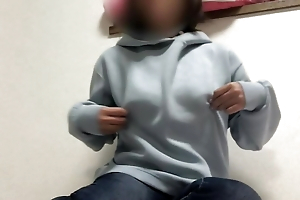 - [Amateur] A cute girl ◯ student who masturbates with a fluffy body from Hida.