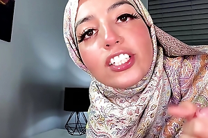 Hijabi Aaliyah shows retire from their way lingerie and gets a massive facial