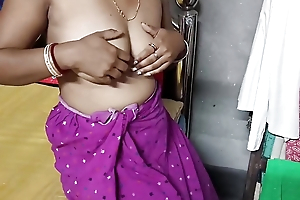 Indian Bhabhi Showing Her Juicy Pussy, Big Sexy Boobs & Hot Figure